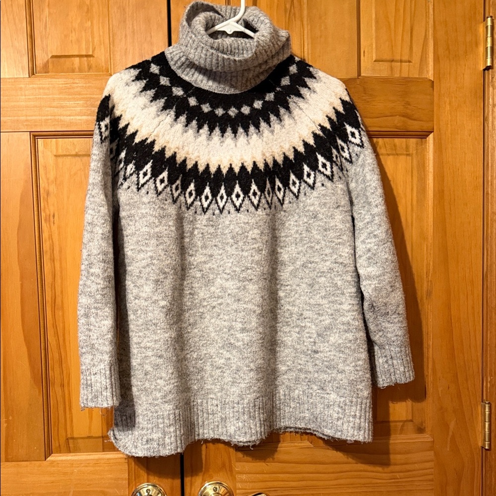 Cozy Gray Turtleneck Sweater with Black and Cream Pattern